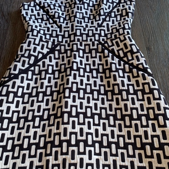 Taylor size 2 beautiful sleeveless midi dress - Picture 4 of 10